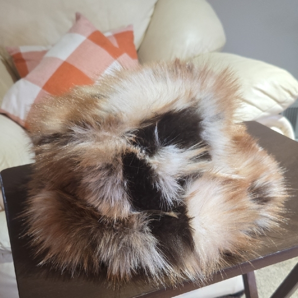 Women Luxurious Faux Fur Hat - Picture 4 of 6
